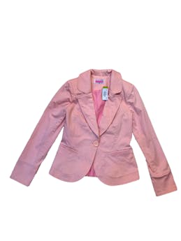 Blazer color rosado bebé, lleva un solo botón , 2 bolsillos al frente, botones en puños, lleva forro y hombreras internas, busto: 86 cm , largo: 56 cm